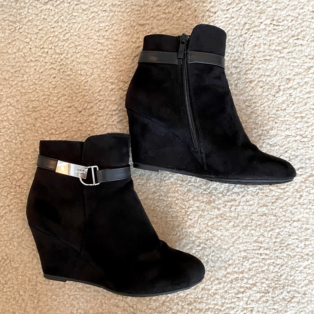 Chinese Laundry Women’s Black Wedged zip up booties w/ Buckle. Size 7